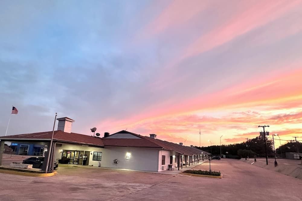 Brady Days Inn